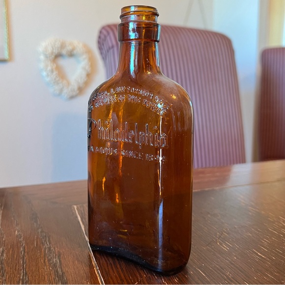 Vintage, embossed amber brown Philadelphia half pint bottle - Picture 2 of 5